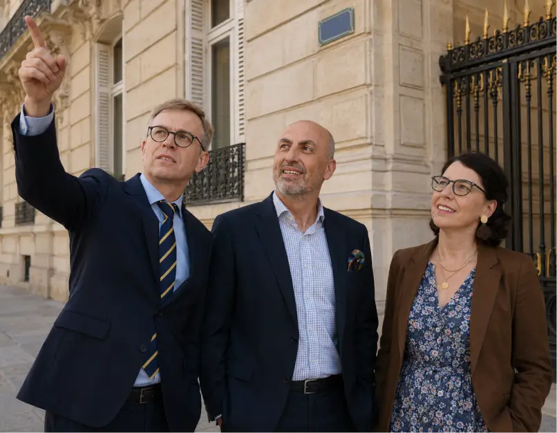 Aubry de Warren et deux collaborateurs du cabinet Warren & Associés analysent la façade d'un immeuble parisien en pierre de taille dans le cadre d'une expertise ou d'une vente immobilière.